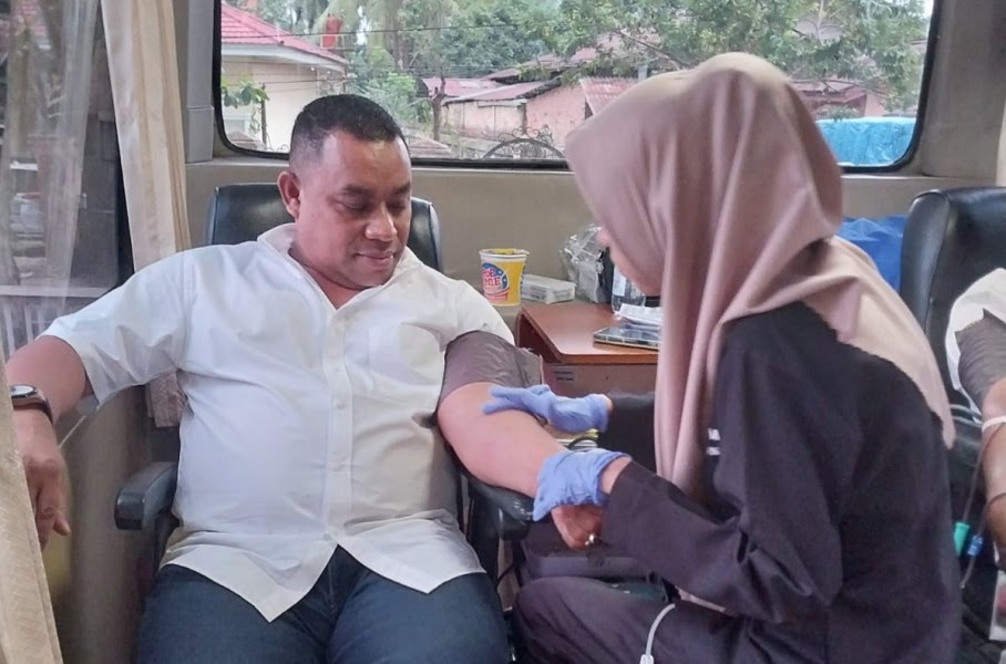 Ketua Umum DPP JMP, Hubertus Herminus saat mengikuti donor darah.