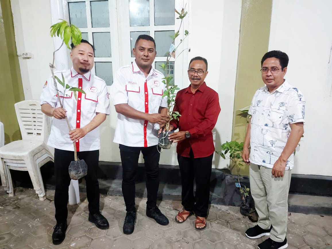 Ketua DPD-I Jangkar Merah Putih (JMP) Provinsi NTT, Roy Nait, menyalurkan bantuan tahap pertama 1.500 bibit pohon tanaman kayu kepada jemaat Gereja Betel Oesapa, Kota Kupang NTT, Sabtu, (12/10/2024).